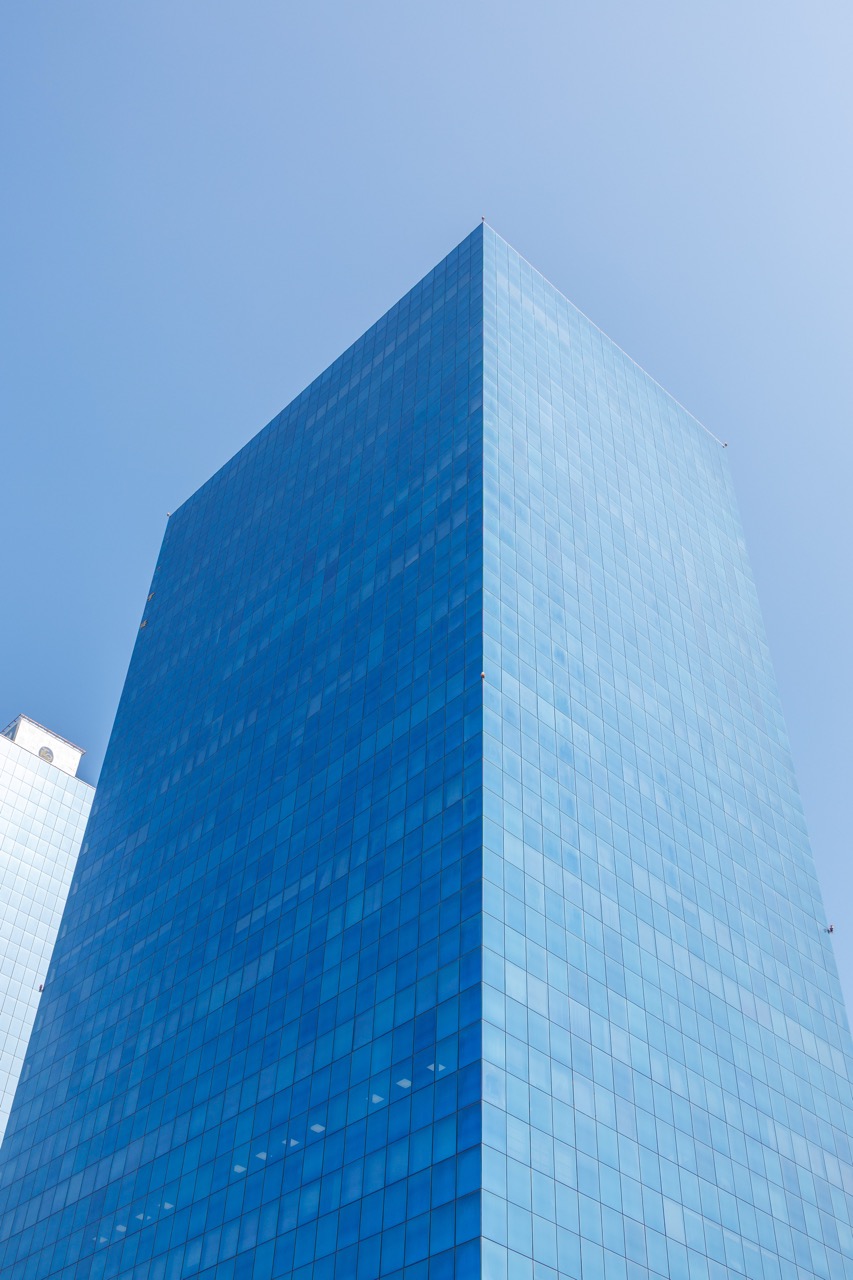 高雄ベイエリアの空色ビル