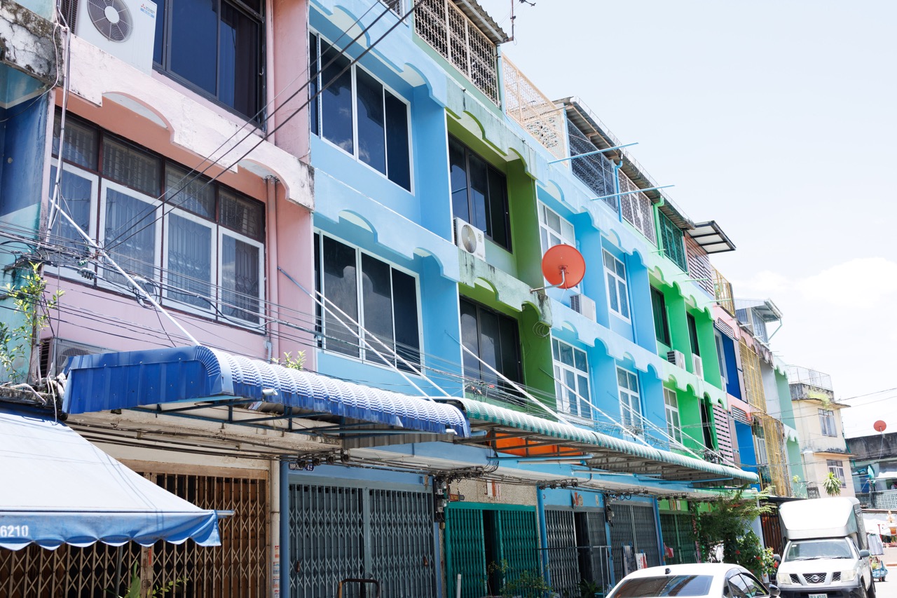 タイのカラフル住宅街