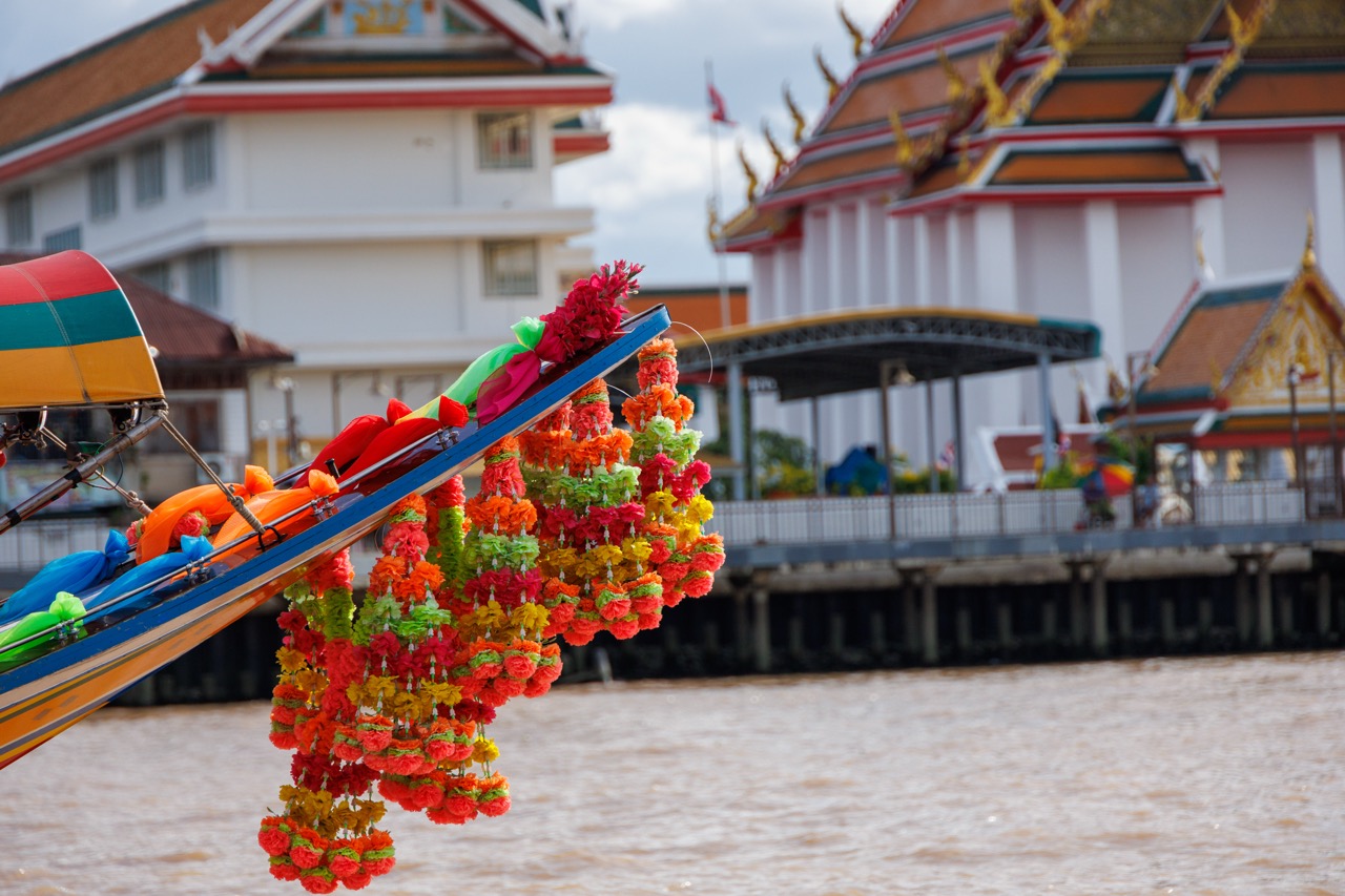 タイの川の船のかざり